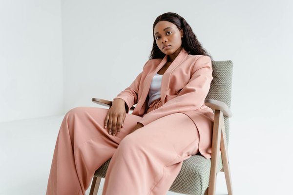 Comment assortir des bijoux en pierres précieuses avec des tenues décontractées?