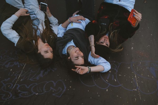 Comment marier des chemisiers en lin avec des pantalons en cuir pour un style contrasté?